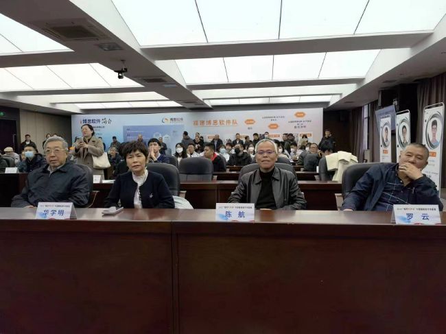 白蛇作为修行千年、道行更深的姐姐，扮演着引导者和保护者的角色；而青蛇则更像一个懵懂、顽皮的妹妹。